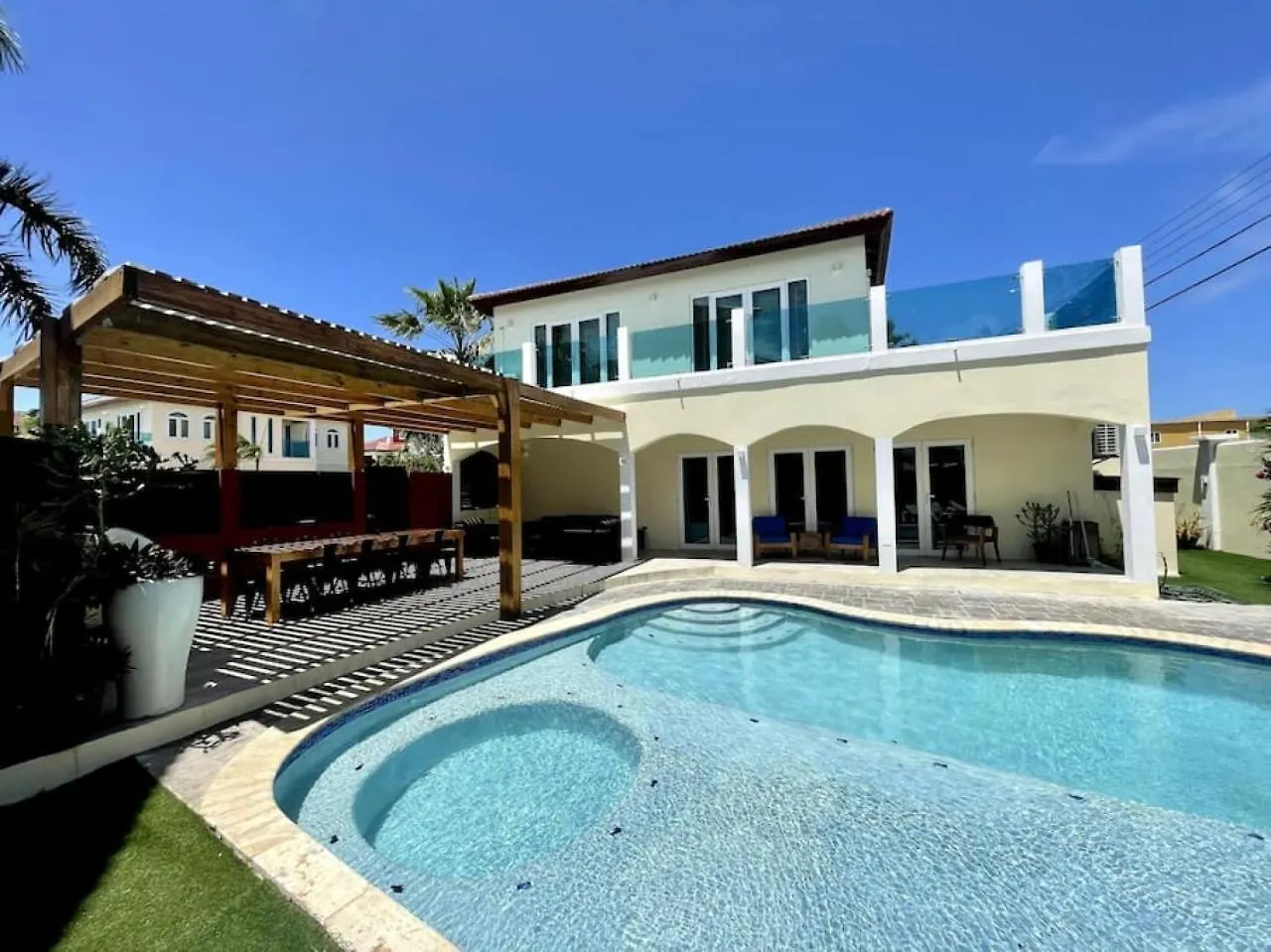 Private 7 Bedroom Villa And Pool Near Palm Beachs kontakt